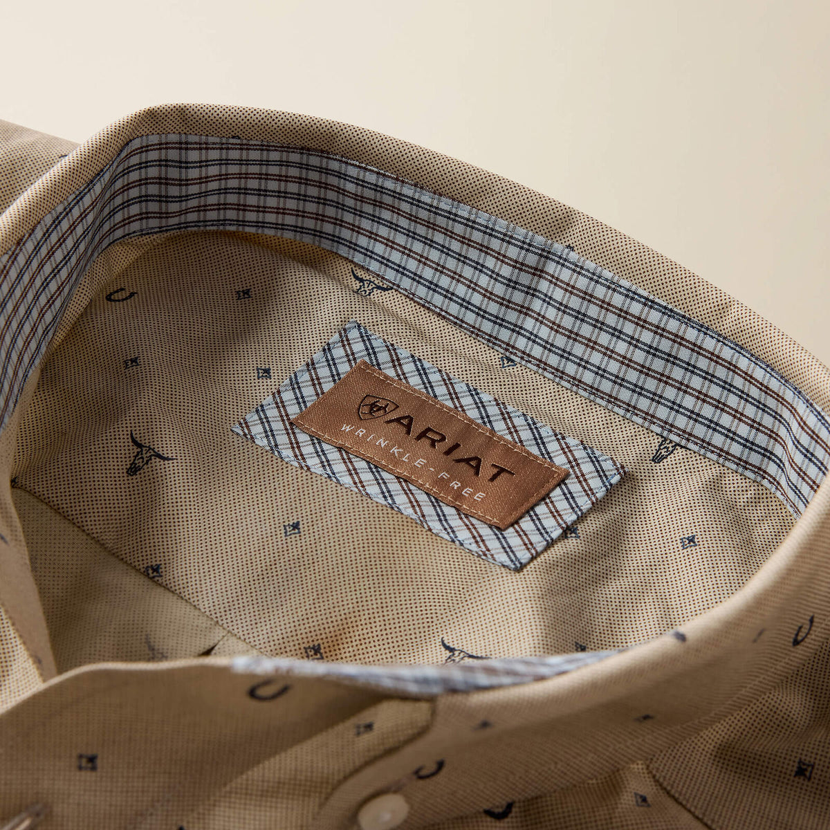 Ariat 10080581 men's Wrinkle Free Sam Classic Fit Shirt in oyster grey western motif print, detail view 3