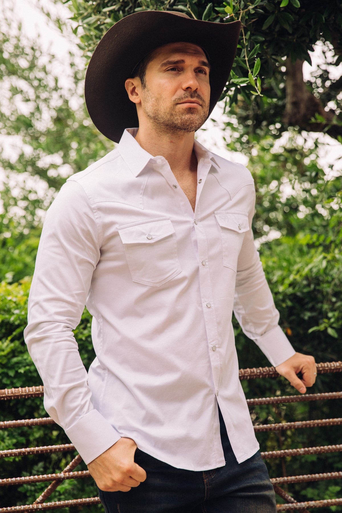 Platini WSL9300 Winslow Western Shirt in white, worn with a cowboy hat