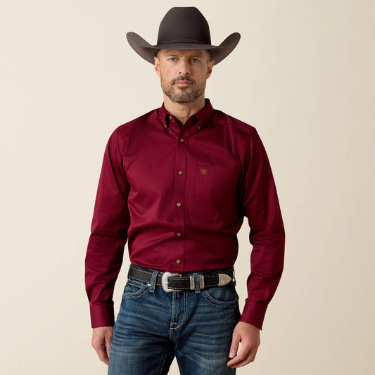 Ariat 10034226 men's solid twill fitted shirt in burgundy, front view
