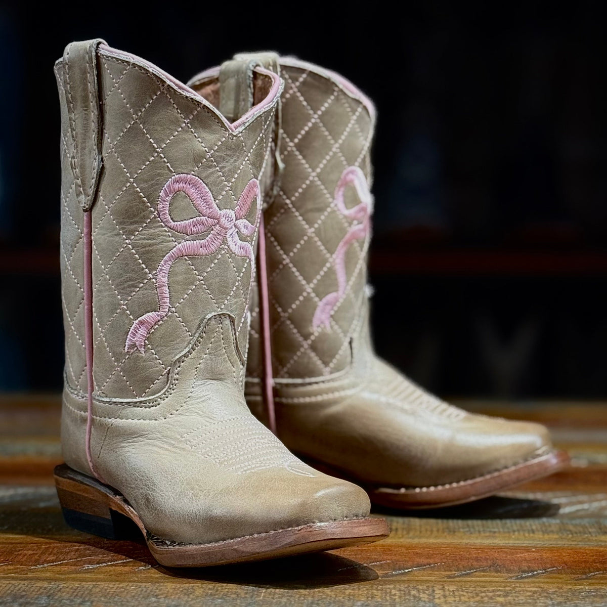 Tanner Mark youth Sydney cowboy boots TMY205474 in burnished sand leather with pink bow embroidery and square toe