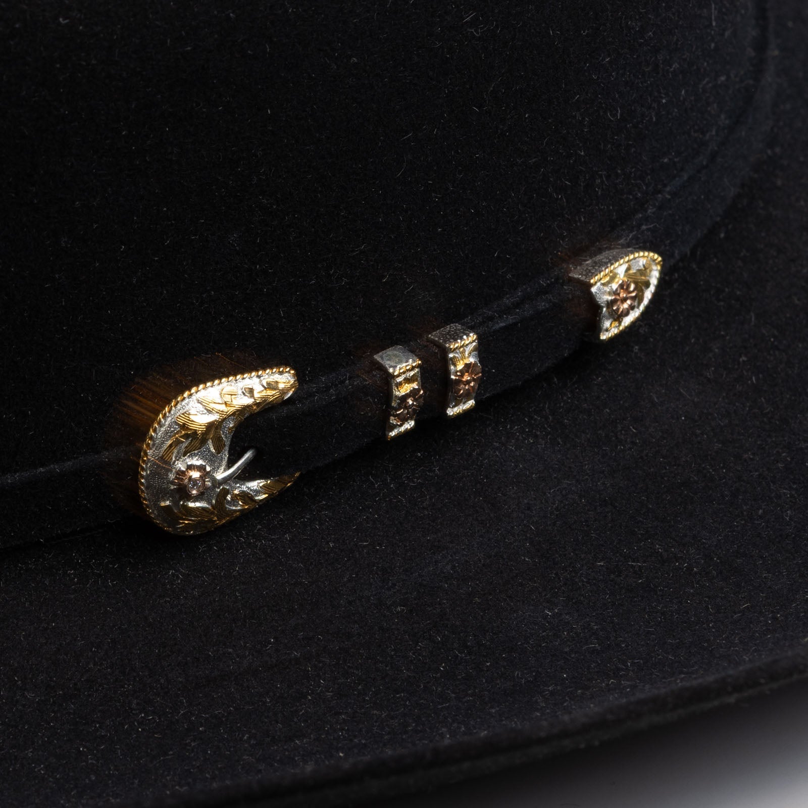 Larry Mahan 500X Superior black fur felt cowboy hat, close-up of the four-piece buckle set